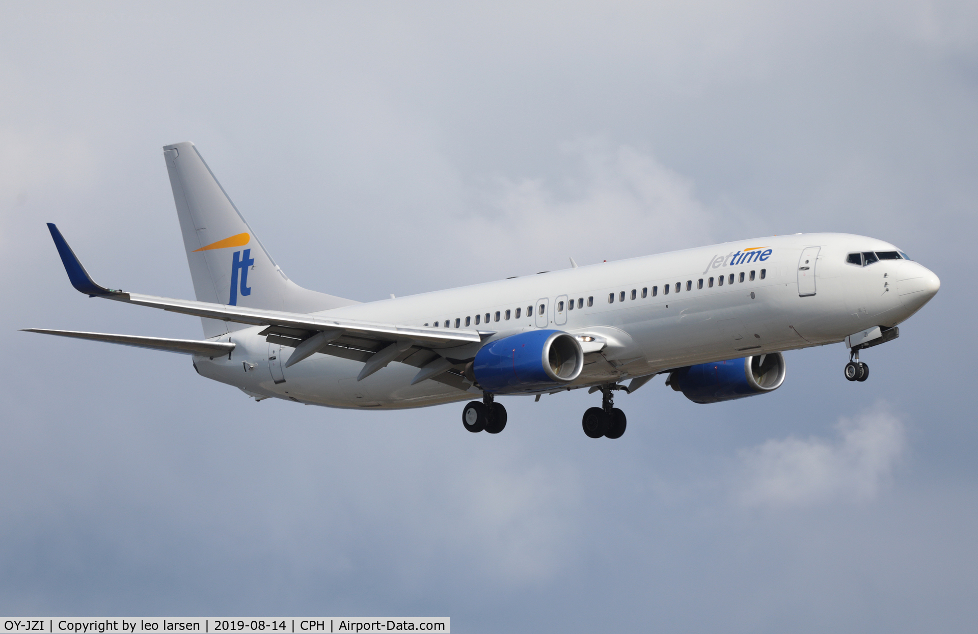 OY-JZI, 2002 Boeing 737-83N C/N 30643, Copenhagen 14.8.2019 on final to R-22L