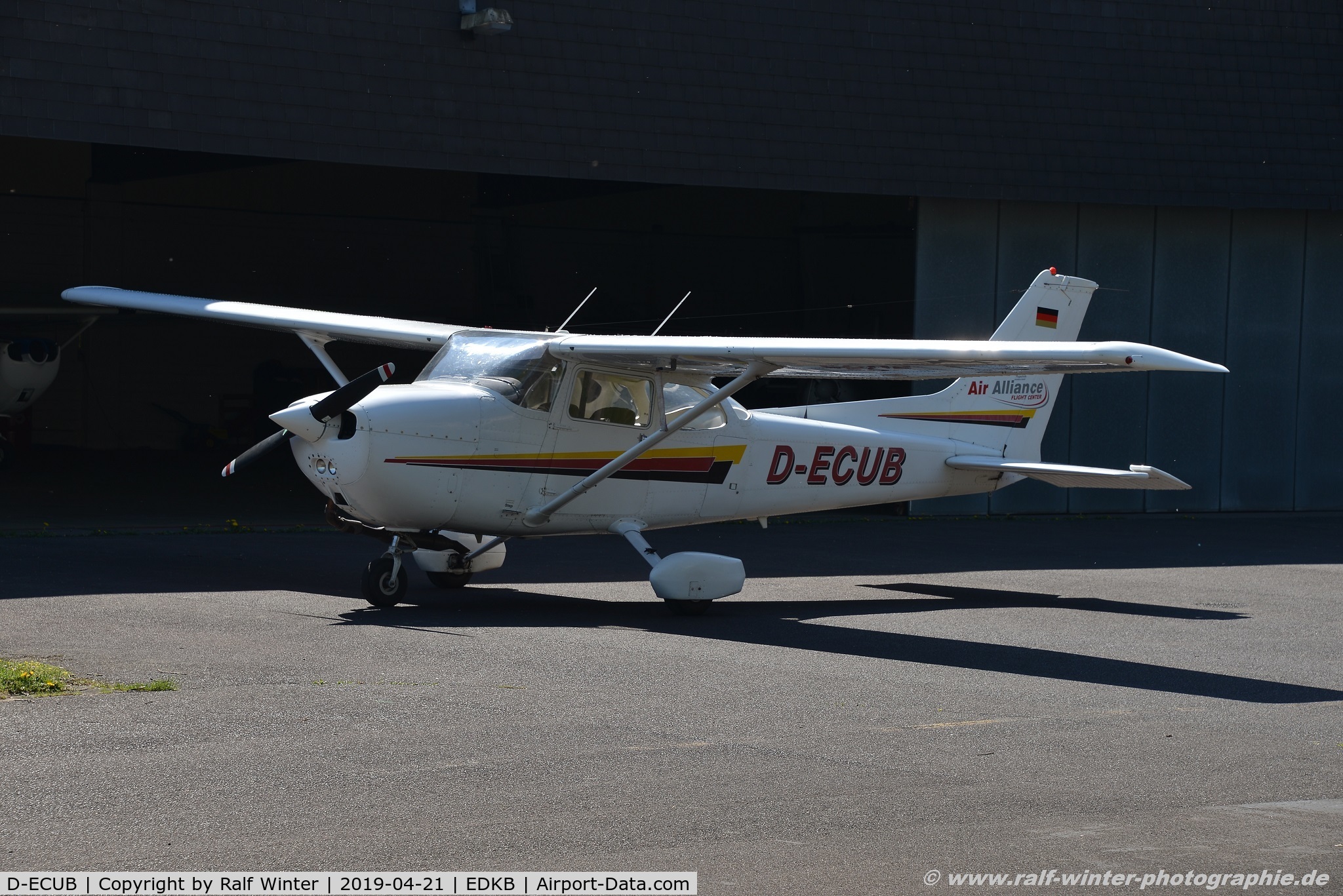 D-ECUB, 1979 Reims F172N Skyhawk C/N 1823, Reims Aviation F172N Skyhawk - Flugschule Köln-Bonn GmbH - F17201823 - D-ECUB - 21.04.2019 - EDKB