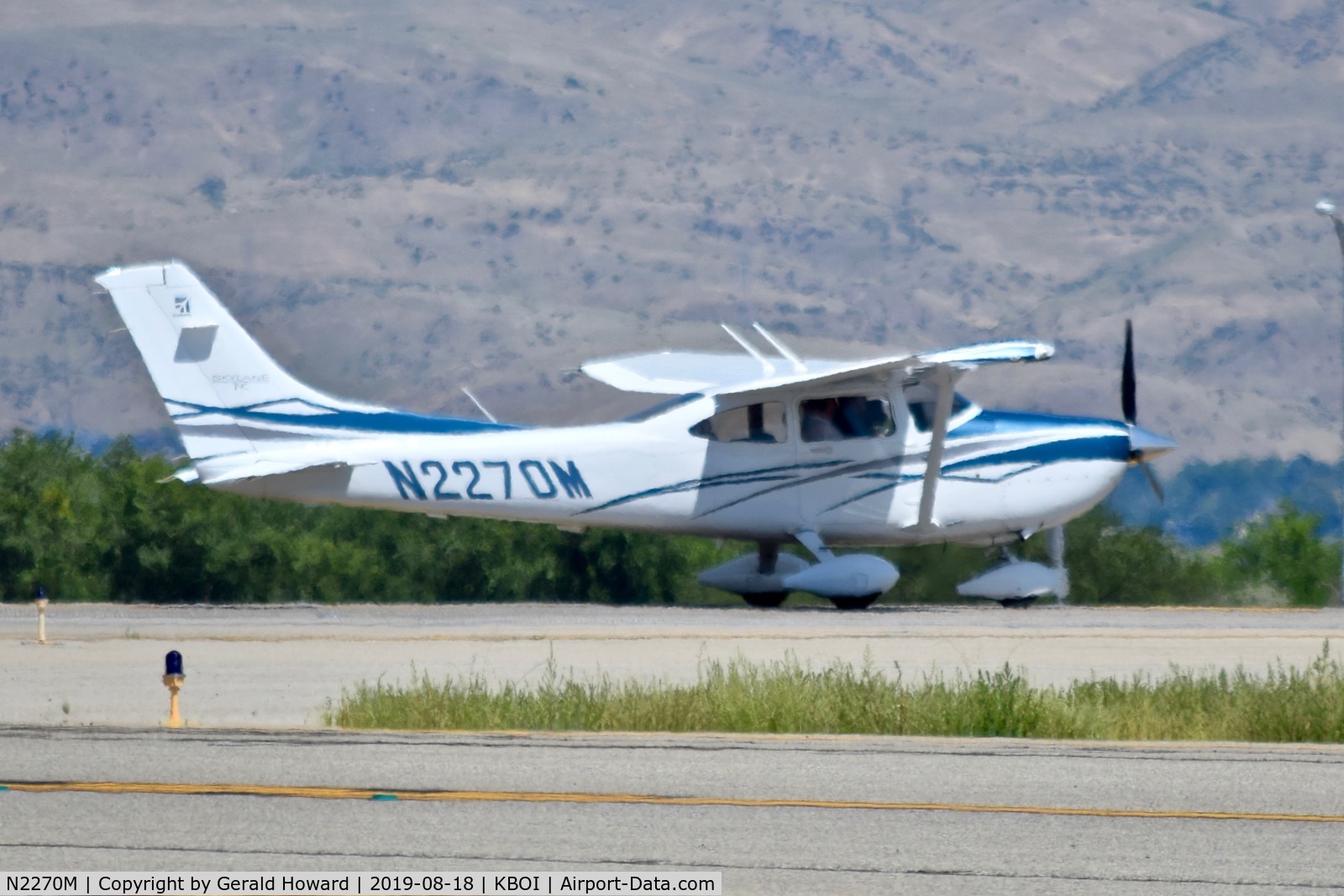 N2270M, 2007 Cessna T182T Turbo Skylane C/N T18208727, Take off run on RWY 10R.