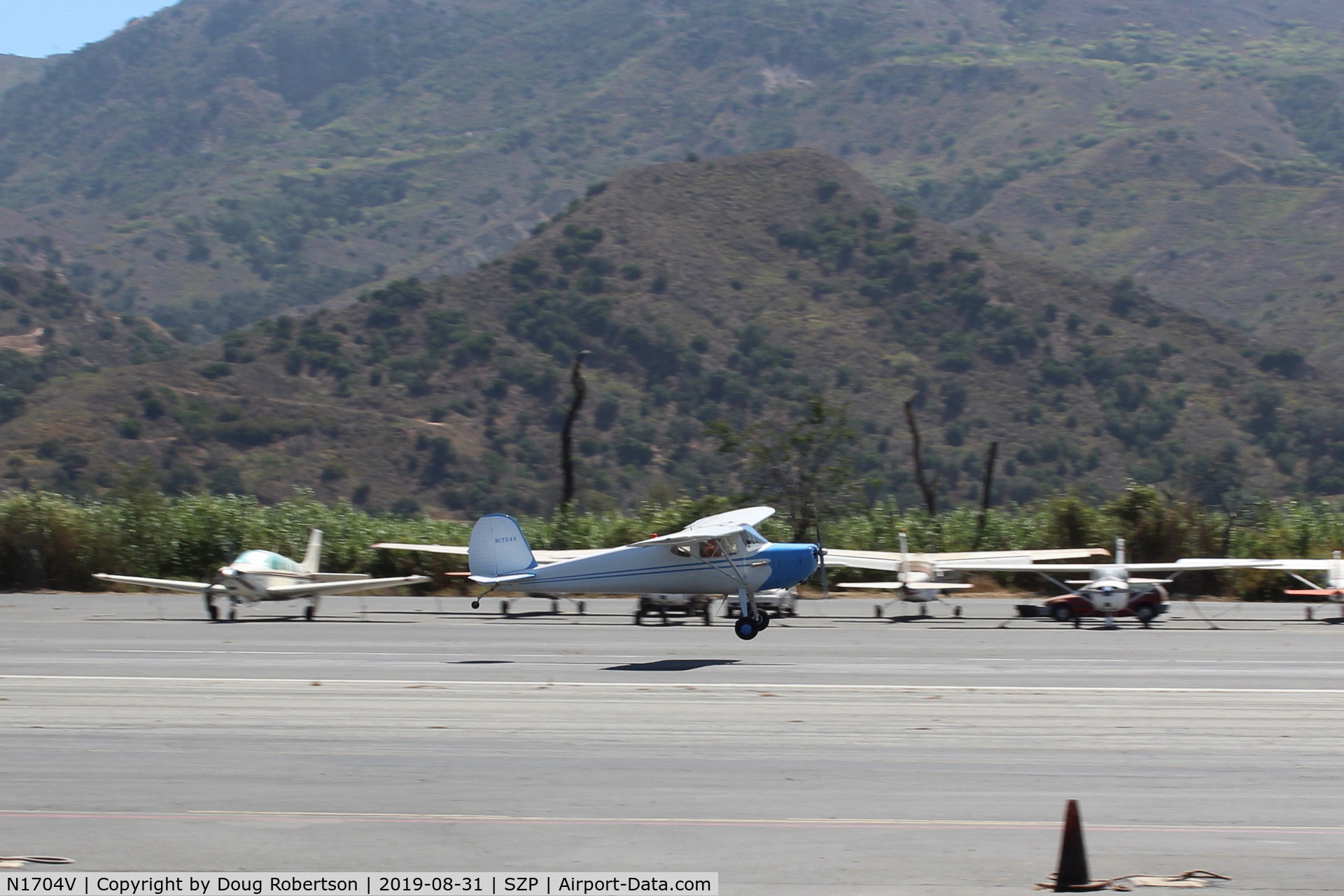 N1704V, Cessna 140 C/N 13889, 1948 Cessna 140, Continental C85-12 85 Hp, on final Rwy 22