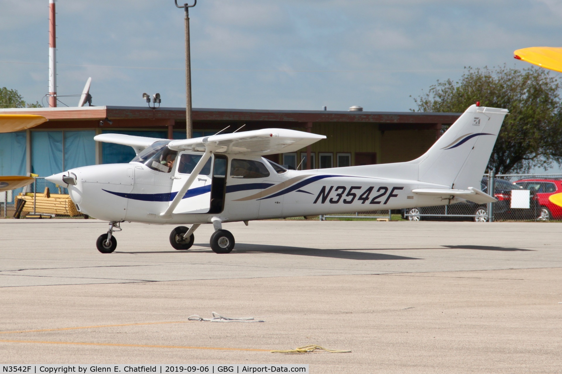 N3542F, Cessna 172R C/N 17281075, Found on the ramp