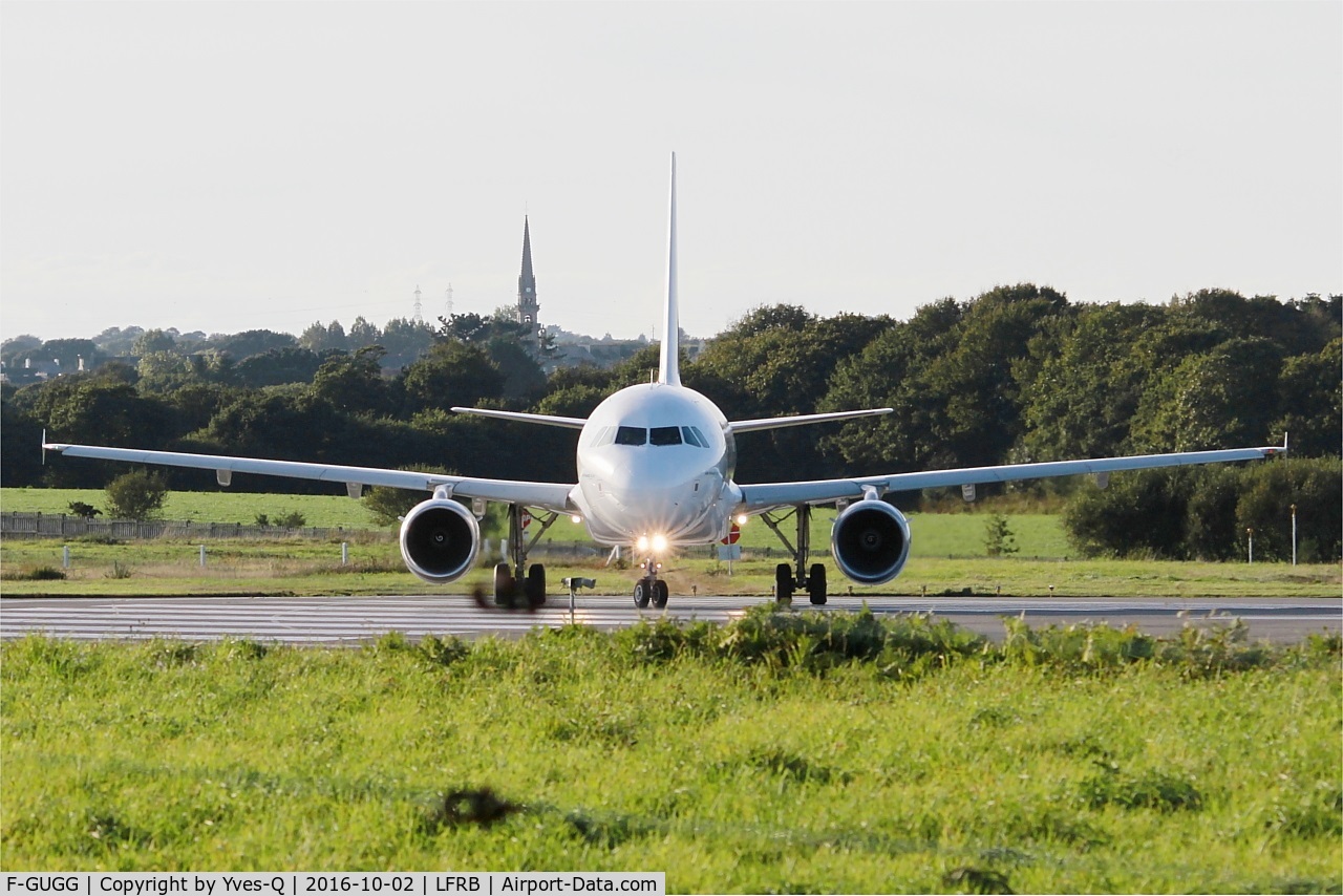 F-GUGG, 2004 Airbus A318-111 C/N 2317, Airbus A318-111, Lining up rwy 07R, Brest-Bretagne airport (LFRB-BES)