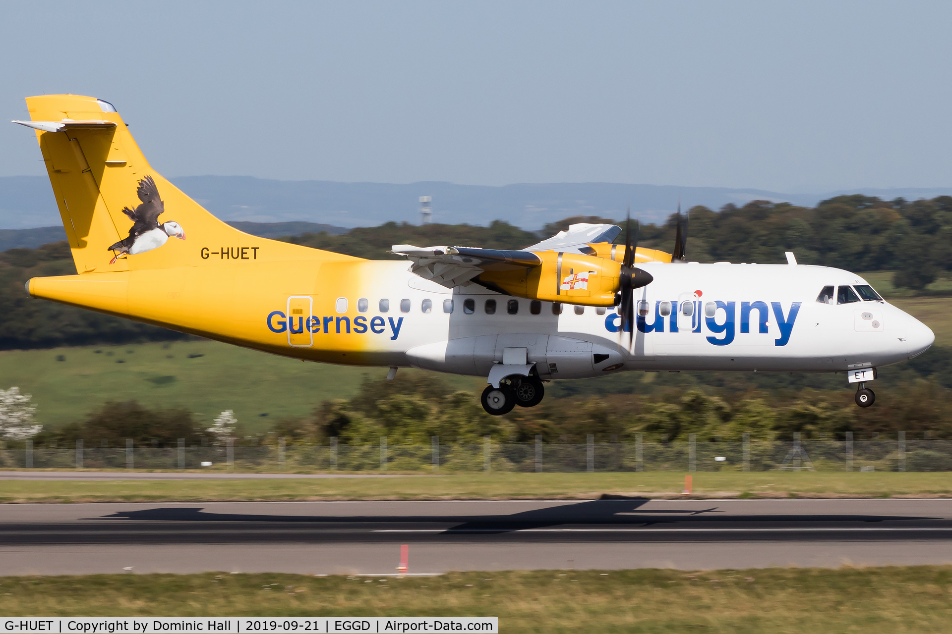 G-HUET, 1999 ATR 42-500 C/N 584, Landing RWY 09