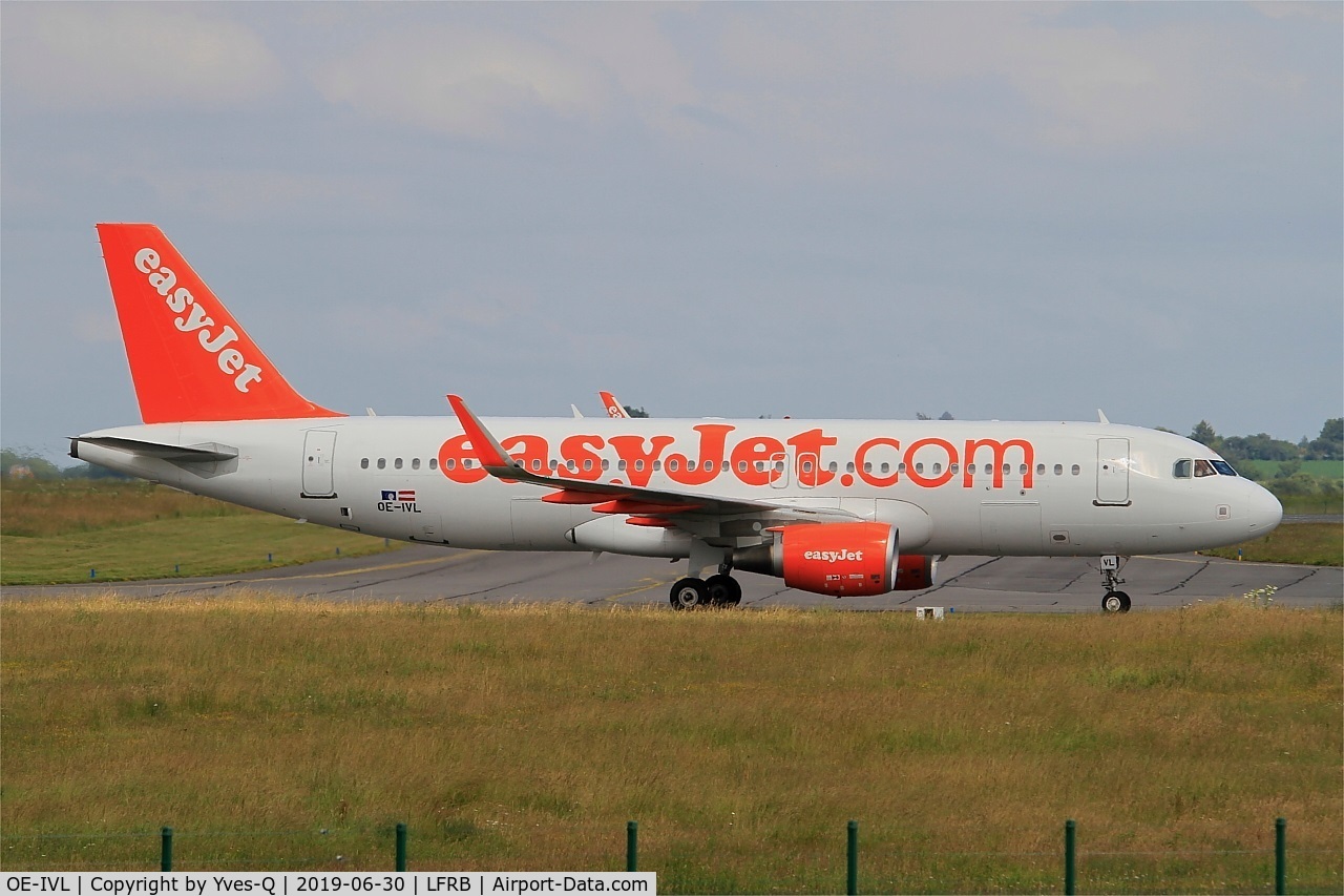 OE-IVL, 2014 Airbus A320-214 C/N 6188, Airbus A320-214, Taxiing to boarding ramp, Brest-Bretagne airport (LFRB-BES)