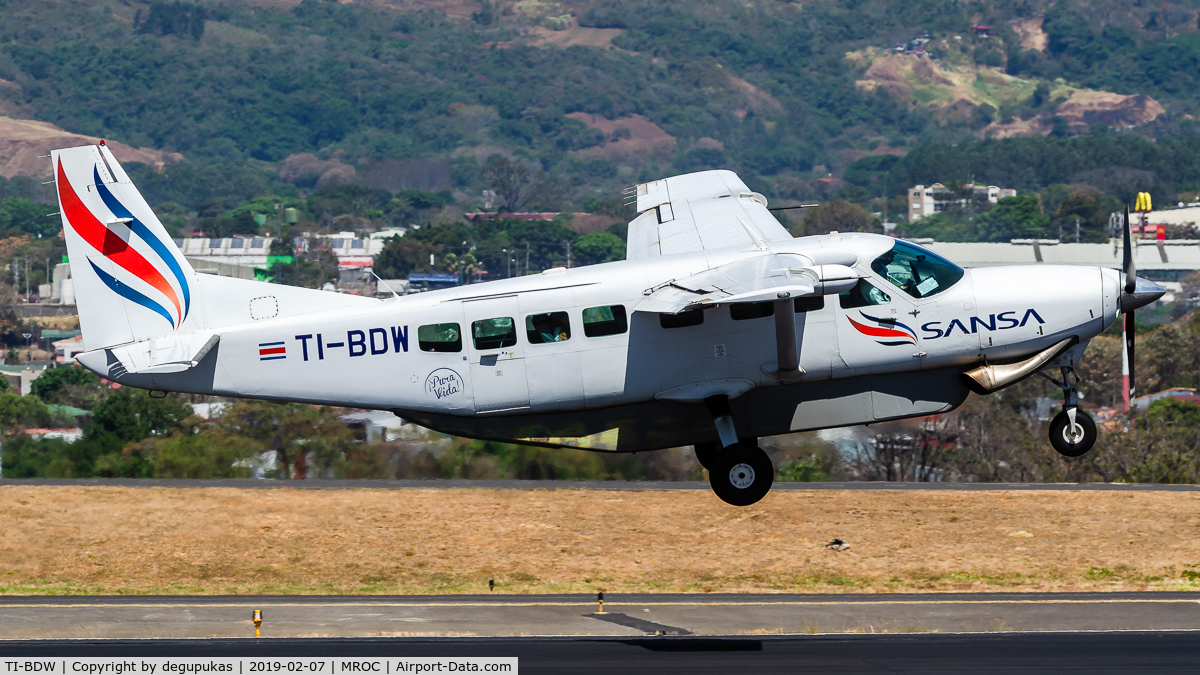 TI-BDW, 2010 Cessna 208B Grand Caravan C/N 208B2176, take off 07