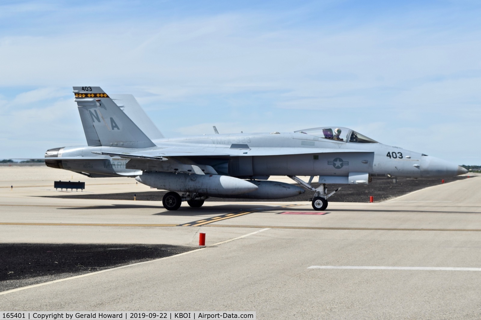165401, McDonnell Douglas F/A-18C Hornet C/N 1424/C458, Taxiing onto the north GA ramp. NA-403, VMFA-323 
