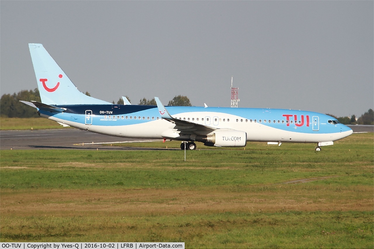 OO-TUV, 2011 Boeing 737-86J C/N 36883, Boeing 737-86J, Taxiing to boarding ramp, Brest-Bretagne Airport (LFRB-BES)