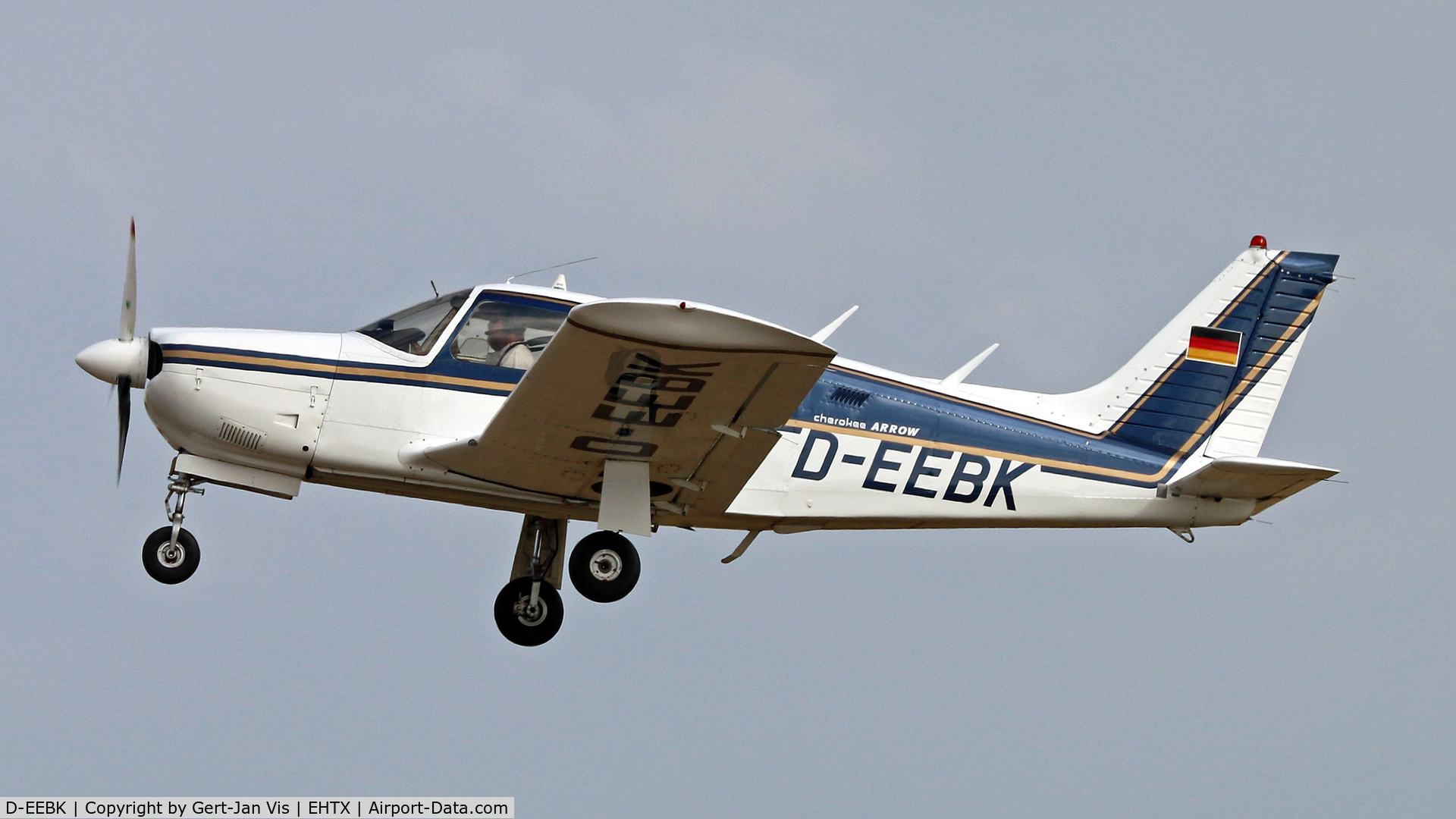 D-EEBK, 1974 Piper PA-28R-200 Cherokee Arrow II C/N 28R-7435014, Taking off during the Texel Air Show