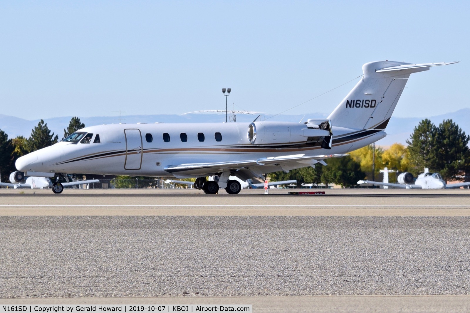 N161SD, 1996 Cessna 650 Citation VII C/N 650-7066, Landing roll out on RWY 10L.