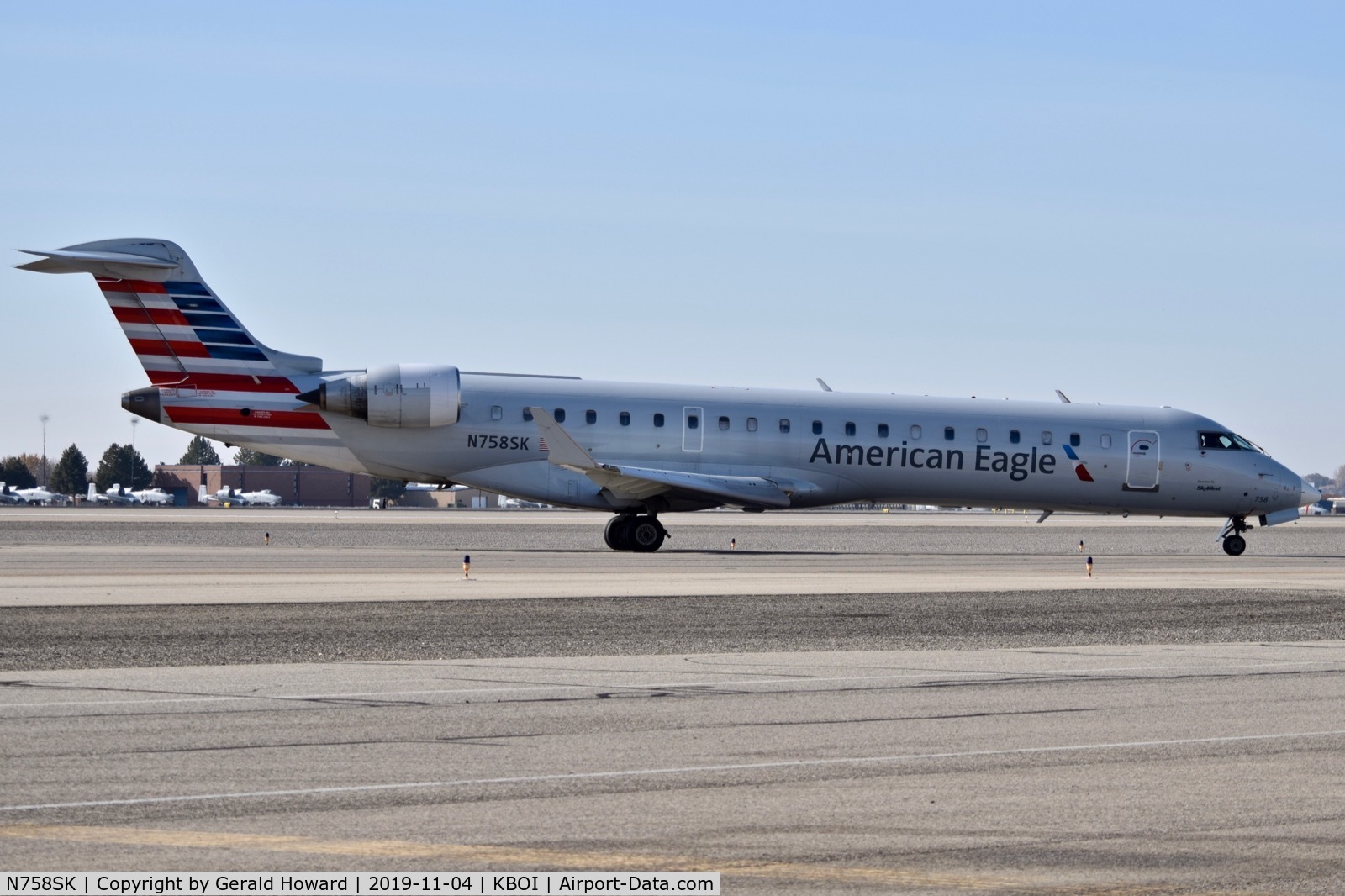 N758SK, 2005 Bombardier CRJ-701ER (CL-600-2C10) Regional Jet C/N 10222, Taxiing to the gate.