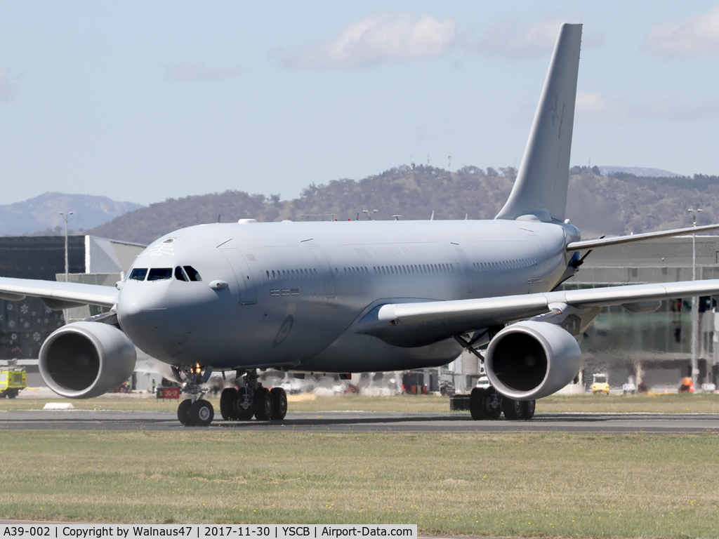A39-002, 2008 Airbus A330-203/MRTT C/N 951, Close cropped front Port side view of RAAF A330-203 MRTT A39-002 Cn 951 taxying in after landing on Canberra’s Rwy 17 on 30Nov2017 at 1023 hrs. The MRTT arrived at Canberra International Airport YSCB six minutes behind new Qantas B787-9 VH-ZNA.