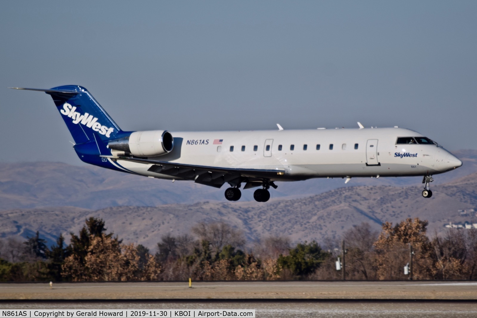 N861AS, 2000 Bombardier CRJ-200ER (CL-600-2B19) C/N 7445, Landing 10L.