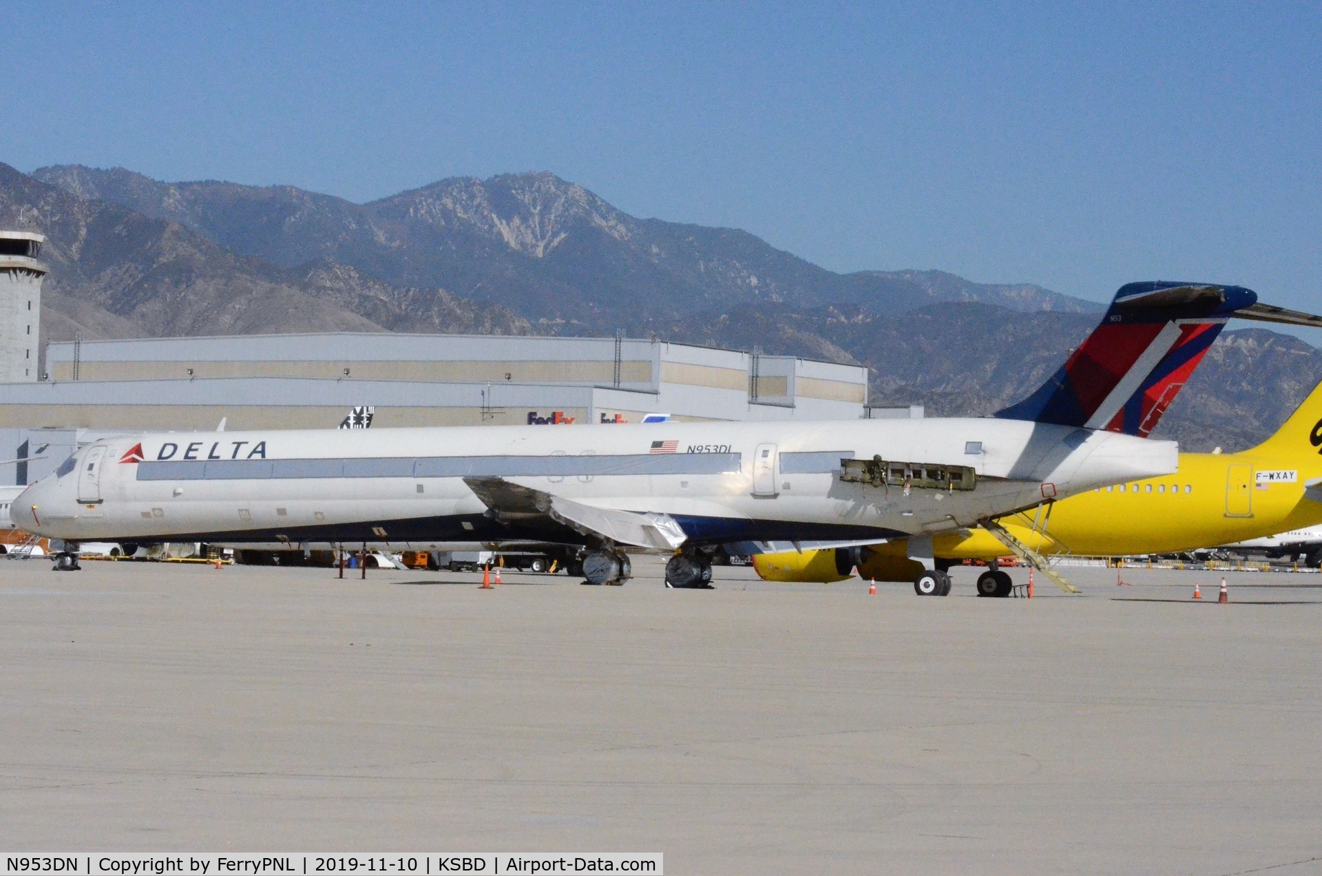 N953DN, 1996 McDonnell Douglas MD-90-30 C/N 53523, Delta MD90 at its (last) restingplace in SBD