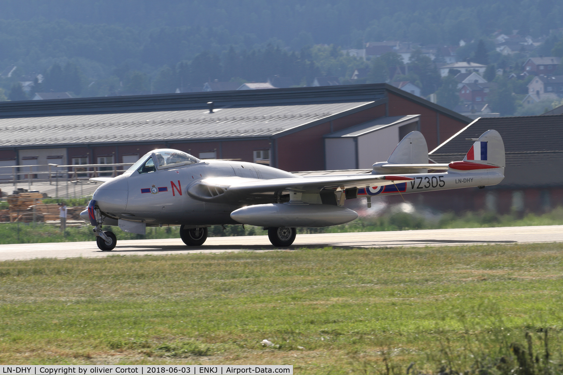 LN-DHY, 1952 De Havilland (FFA) DH-100 Vampire FB6 C/N 705, landing at kjeller airfield