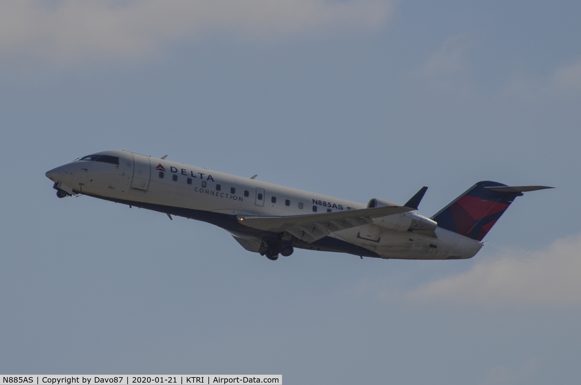 N885AS, 2001 Bombardier CRJ-200ER (CL-600-2B19) C/N 7521, Taking off from Tri-Cities Airport (KTRI) in East Tennessee.
