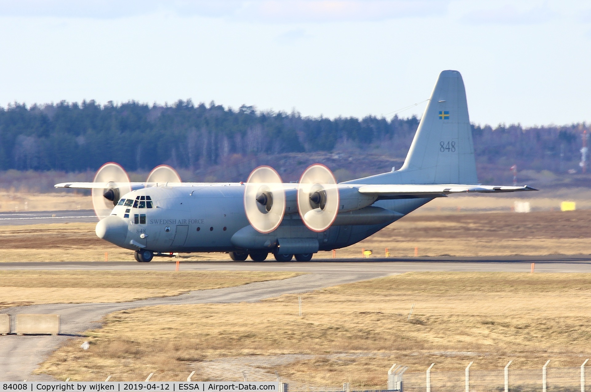 84008, Lockheed C-130H Hercules C/N 382-4890, RWY 01L