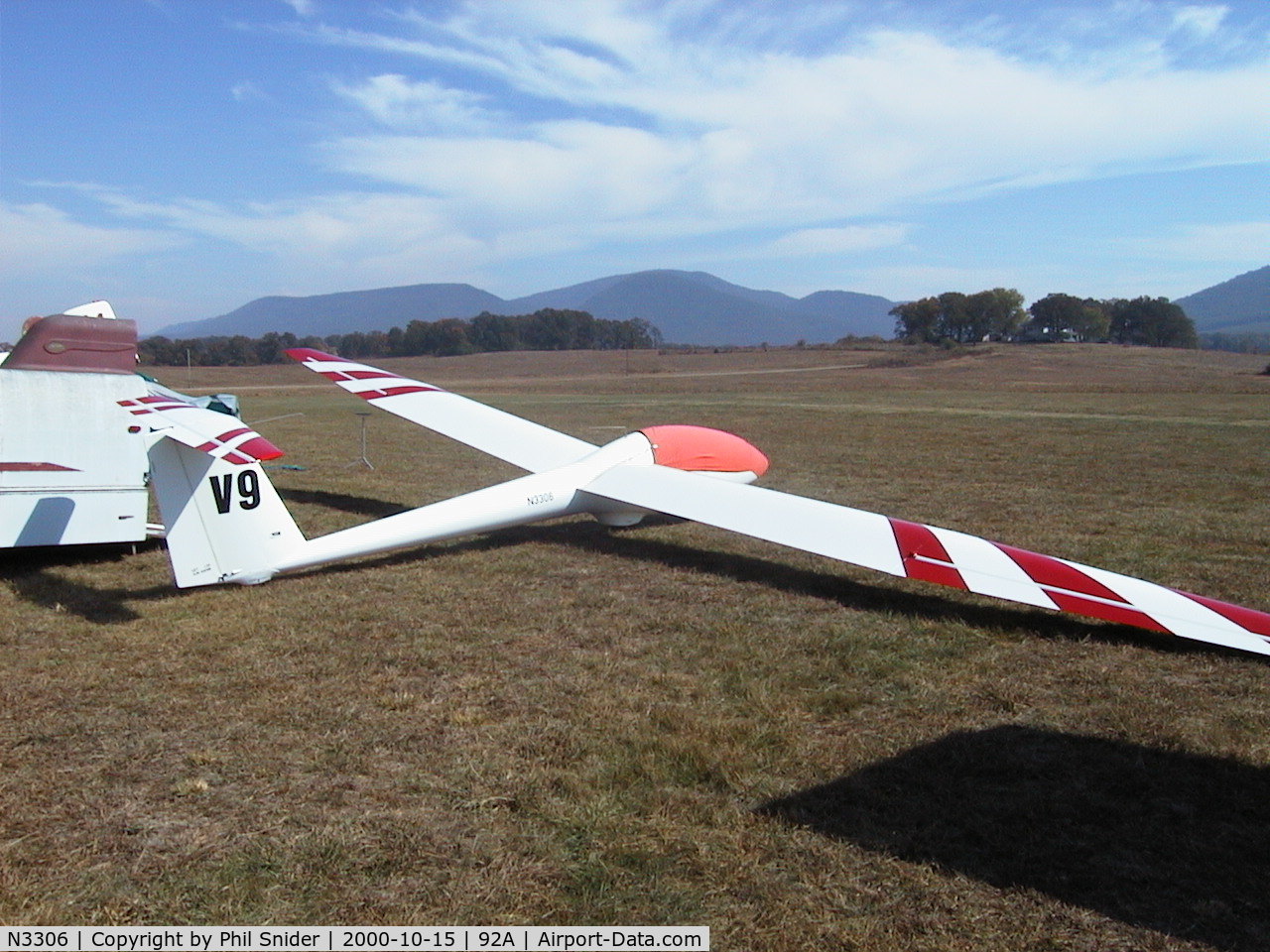N3306, 1993 Let L 33 SOLO C/N 930106, Oct 2000 at Chilhowee Gliderport, Benton TN