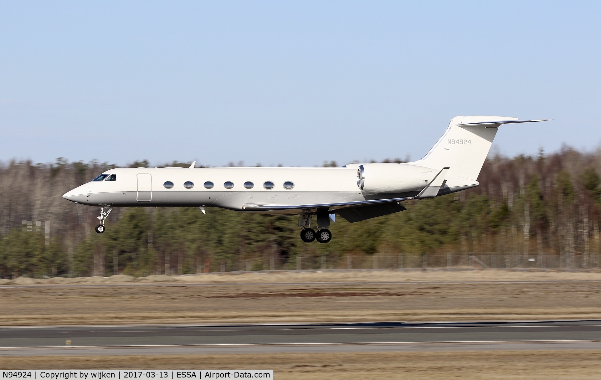 N94924, 2009 Gulfstream Aerospace GV-SP (G550) C/N 5255, RWY 26