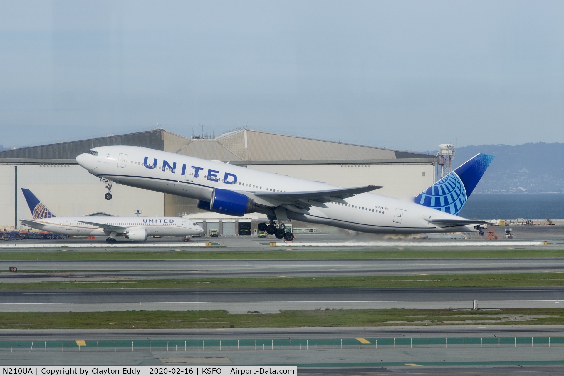 N210UA, 2000 Boeing 777-222 C/N 30216, Picture taken from new observation deck terminal 2. SFO. 2020.
