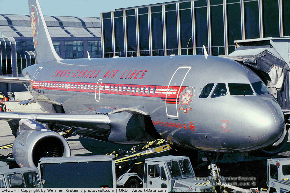 C-FZUH, 1997 Airbus A319-114 C/N 711, Loading passengers at O'hare