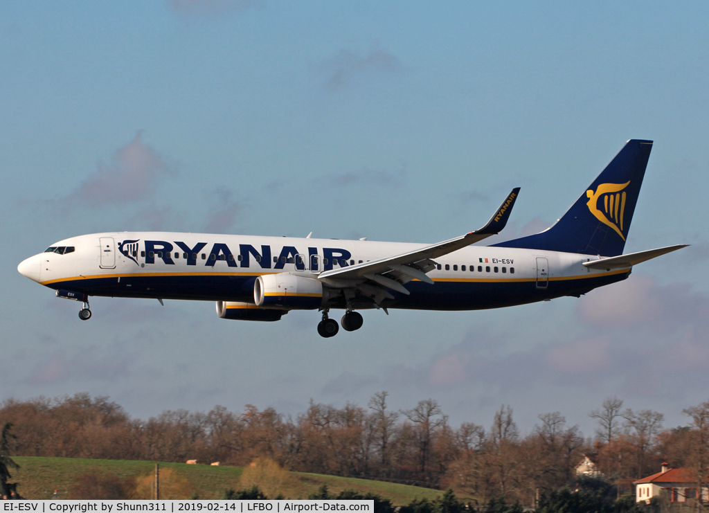 EI-ESV, 2011 Boeing 737-8AS C/N 34993, Landing rwy 14R