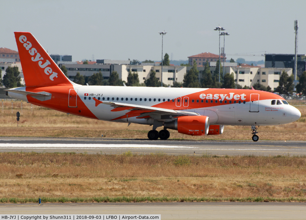 HB-JYJ, 2011 Airbus A319-111 C/N 4717, Lining up rwy 14R from Sierra 10 for departure...