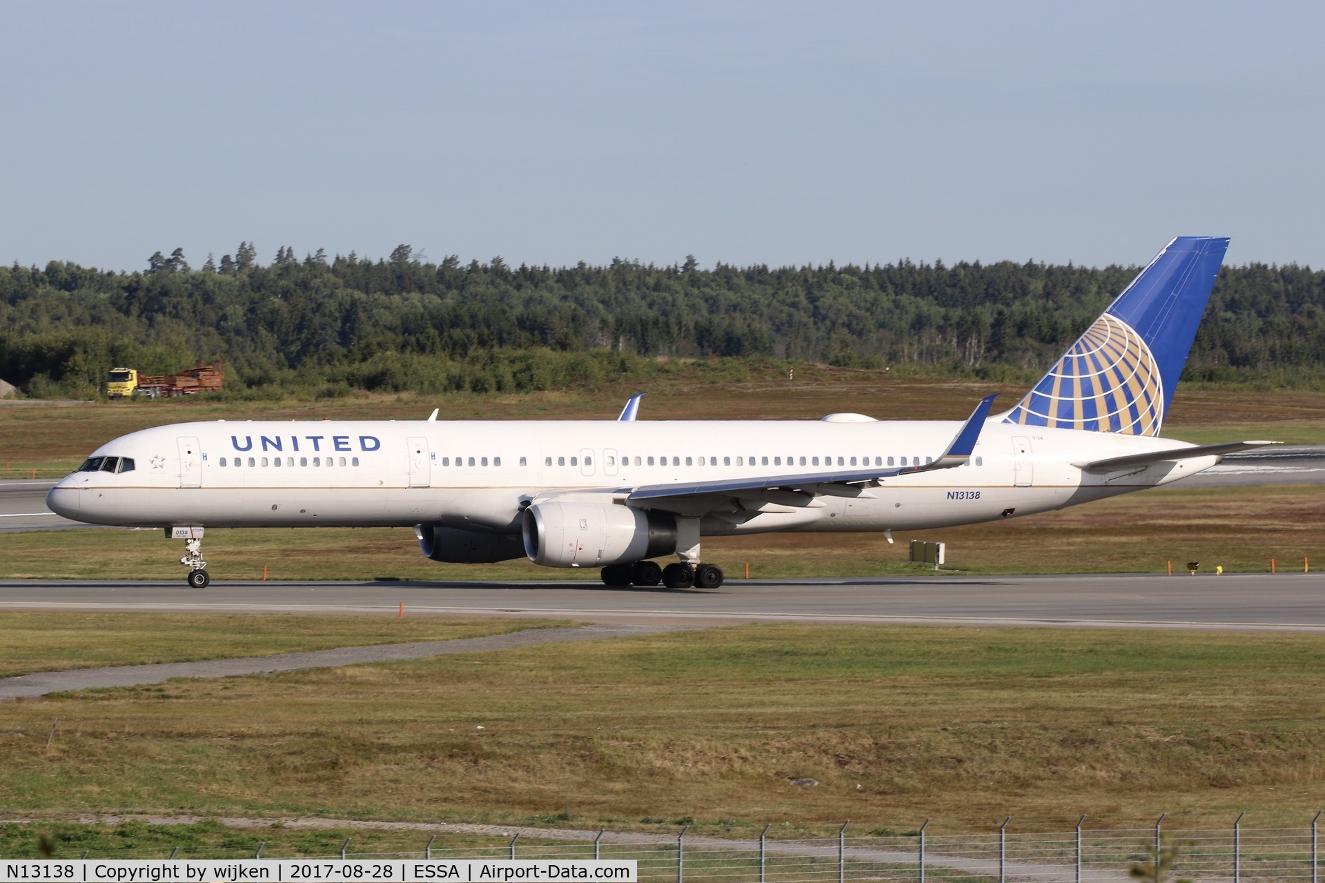 N13138, 1999 Boeing 757-224 C/N 30351, RWY 01L