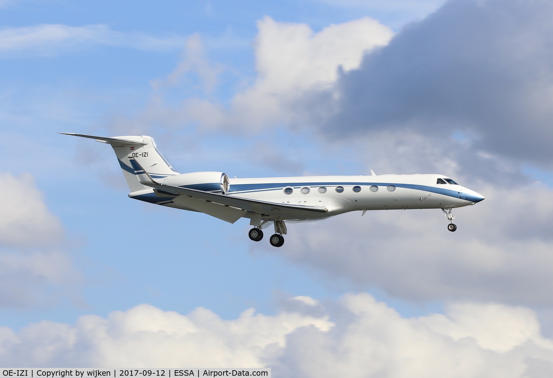 OE-IZI, 2010 Gulfstream Aerospace GV-SP (G550) C/N 5302, RWY 19L