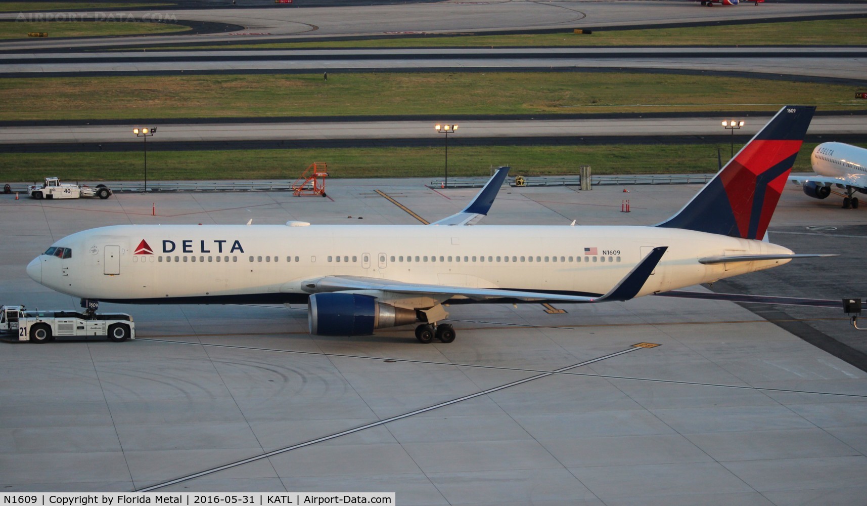 N1609, 2000 Boeing 767-332 C/N 30574, Delta