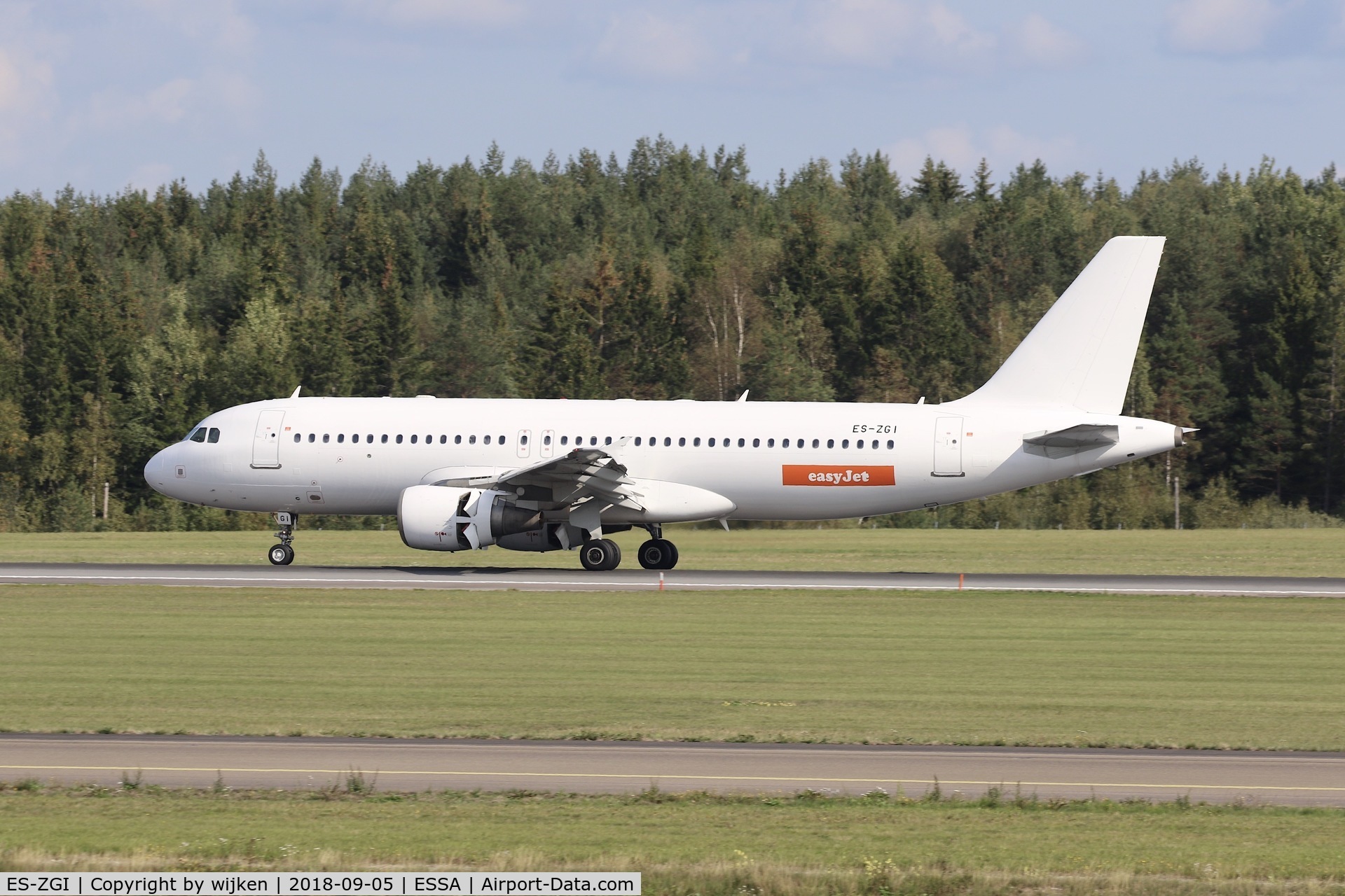ES-ZGI, 2001 Airbus A320-214 C/N 1413, RWY 01R