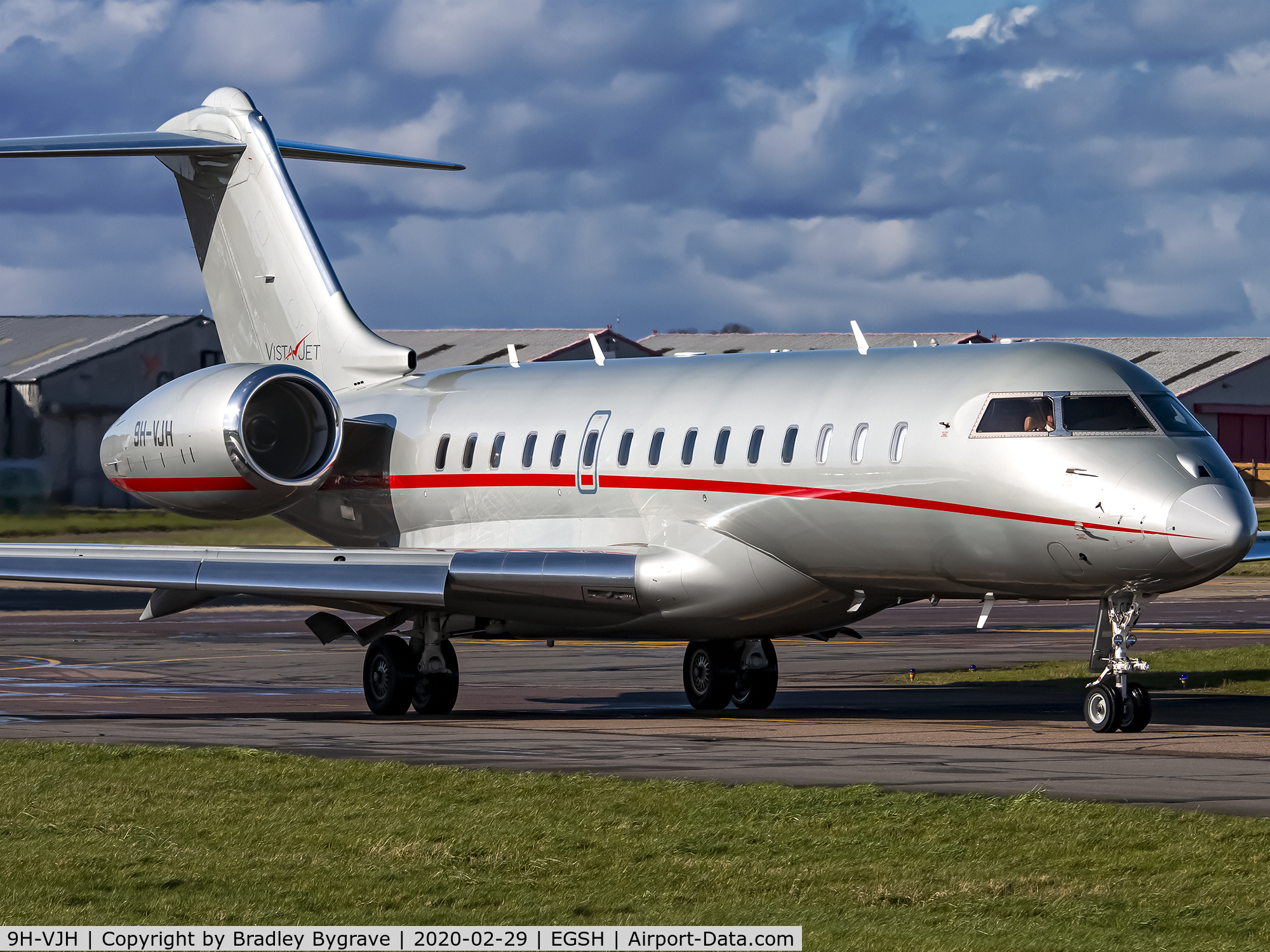 9H-VJH, 2013 Bombardier BD-700-1A10 Global 6000 C/N 9585, Taxiing