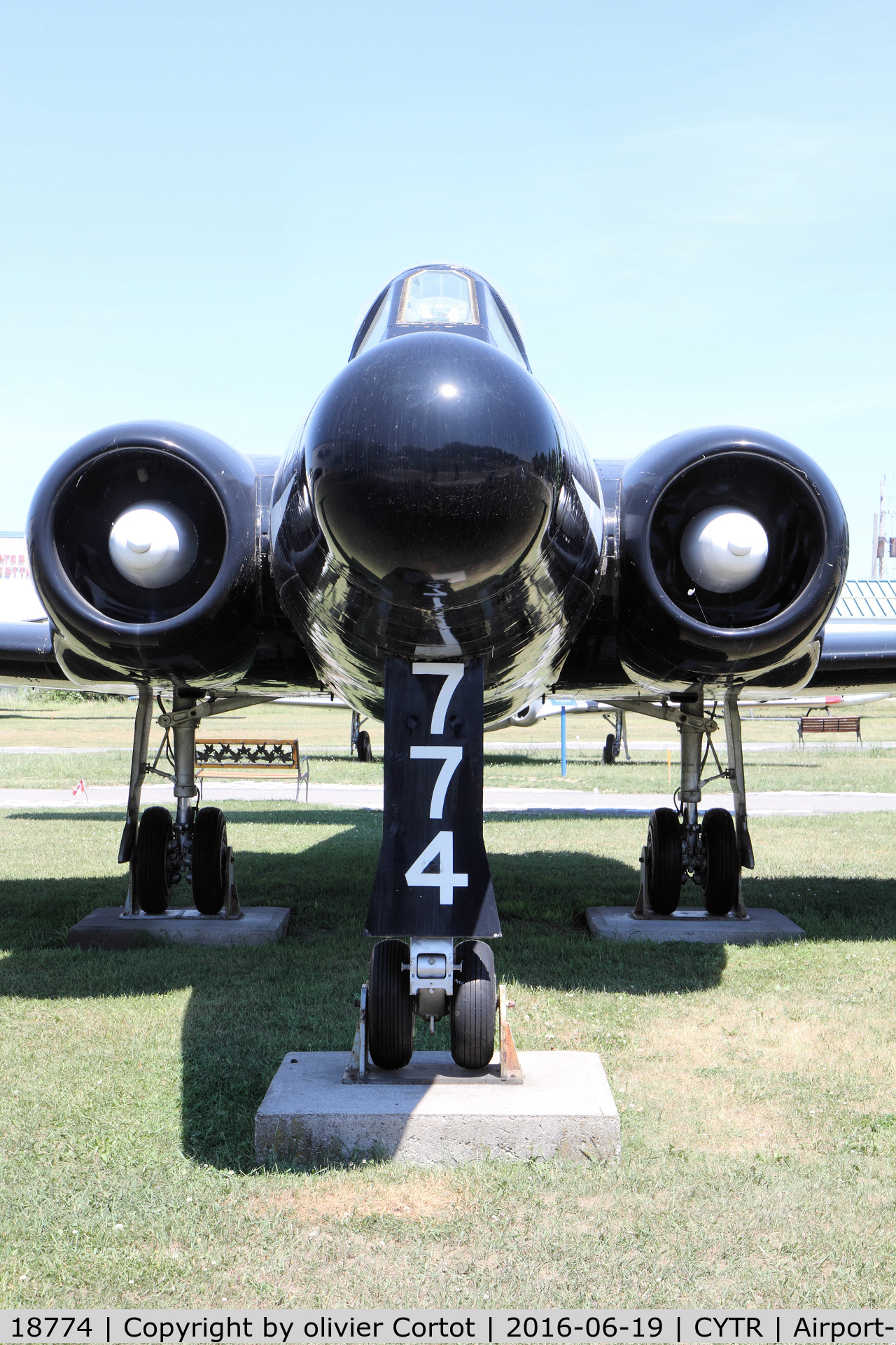 18774, Avro Canada CF-100 Mk.5 Canuck C/N 674, front view
