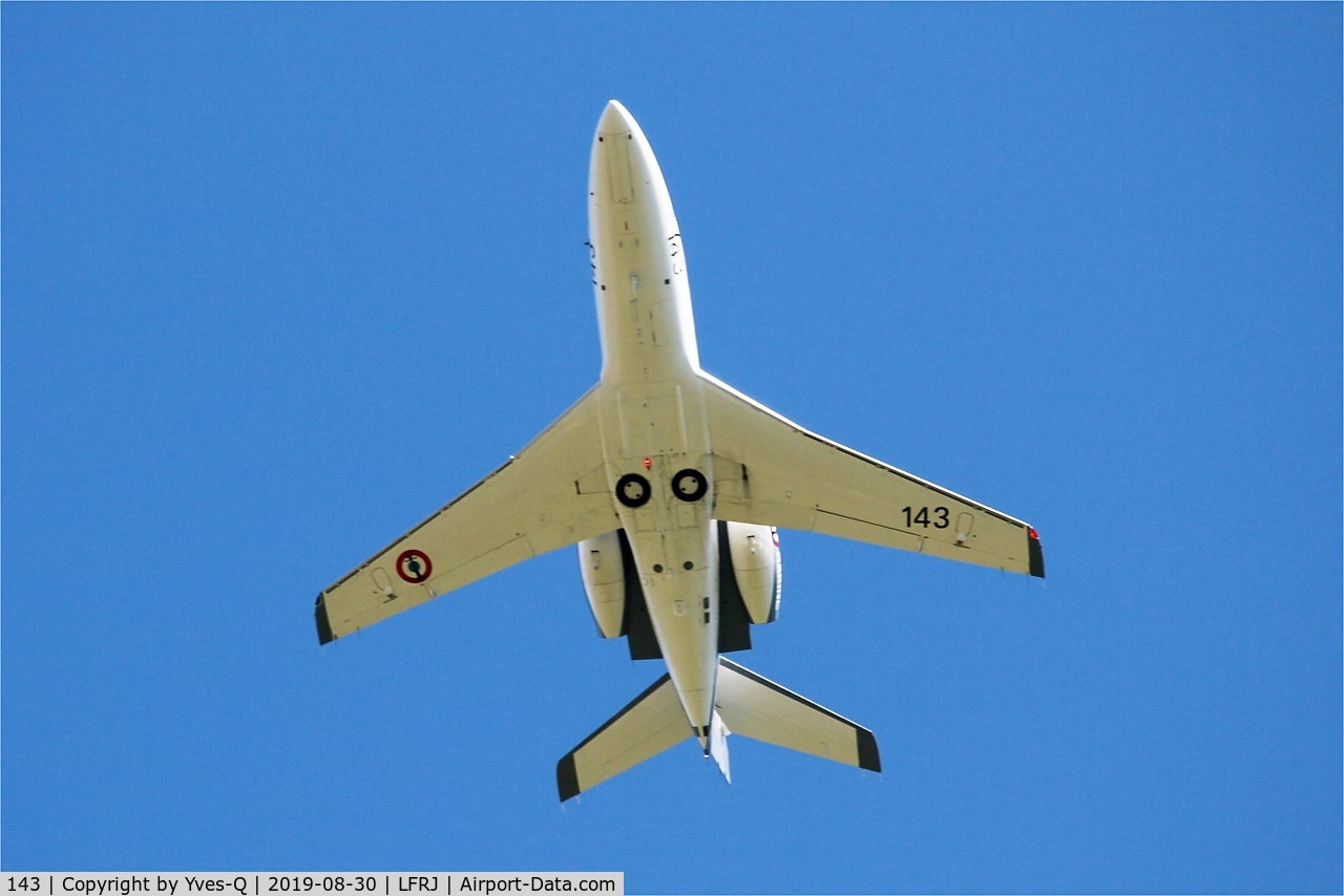 143, 1979 Dassault Falcon 10MER C/N 143, Dassault Falcon 10 MER, Take off rwy 08, Landivisiau naval air base (LFRJ)