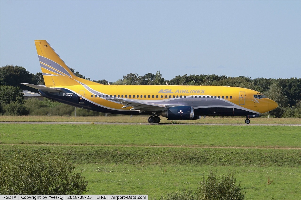 F-GZTA, 1998 Boeing 737-33V(QC) C/N 29333/3084, Boeing 737-33VQC, Taxiing rwy 25L, Brest-Bretagne airport (LFRB-BES)