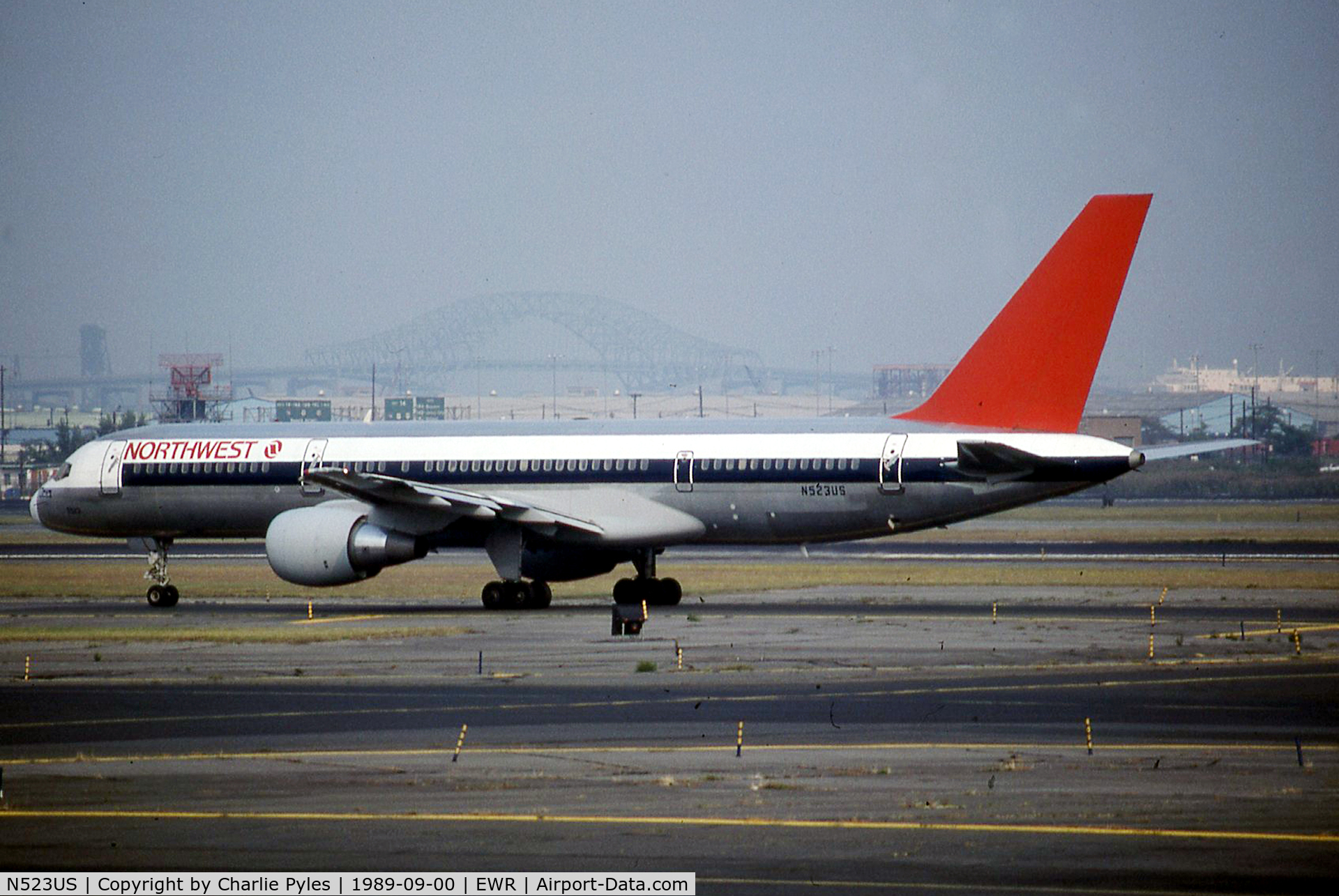 N523US, 1987 Boeing 757-251 C/N 23617, Taxiing at EWR