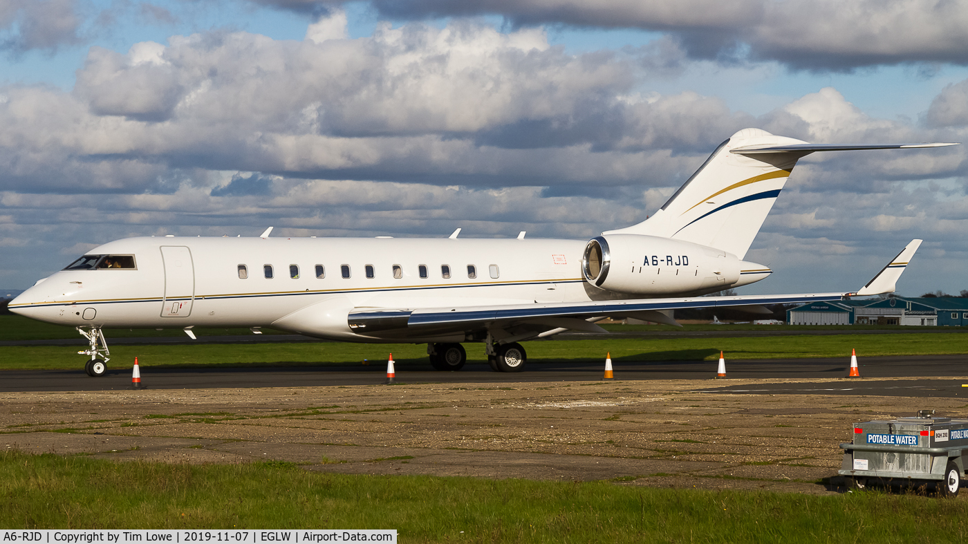 A6-RJD, 2014 Bombardier BD-700-1A10 Global 6000 C/N 9621, Taxiing out of the Bombardier/Signature Apron for a short test flight.