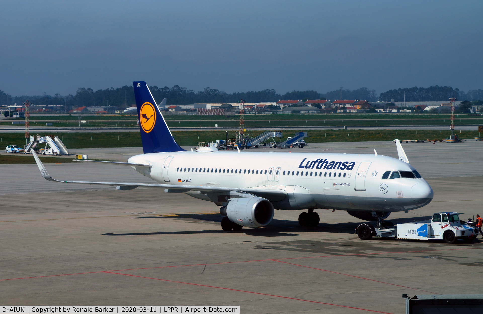 D-AIUK, 2015 Airbus A320-214 C/N 6423, Push back Oporto