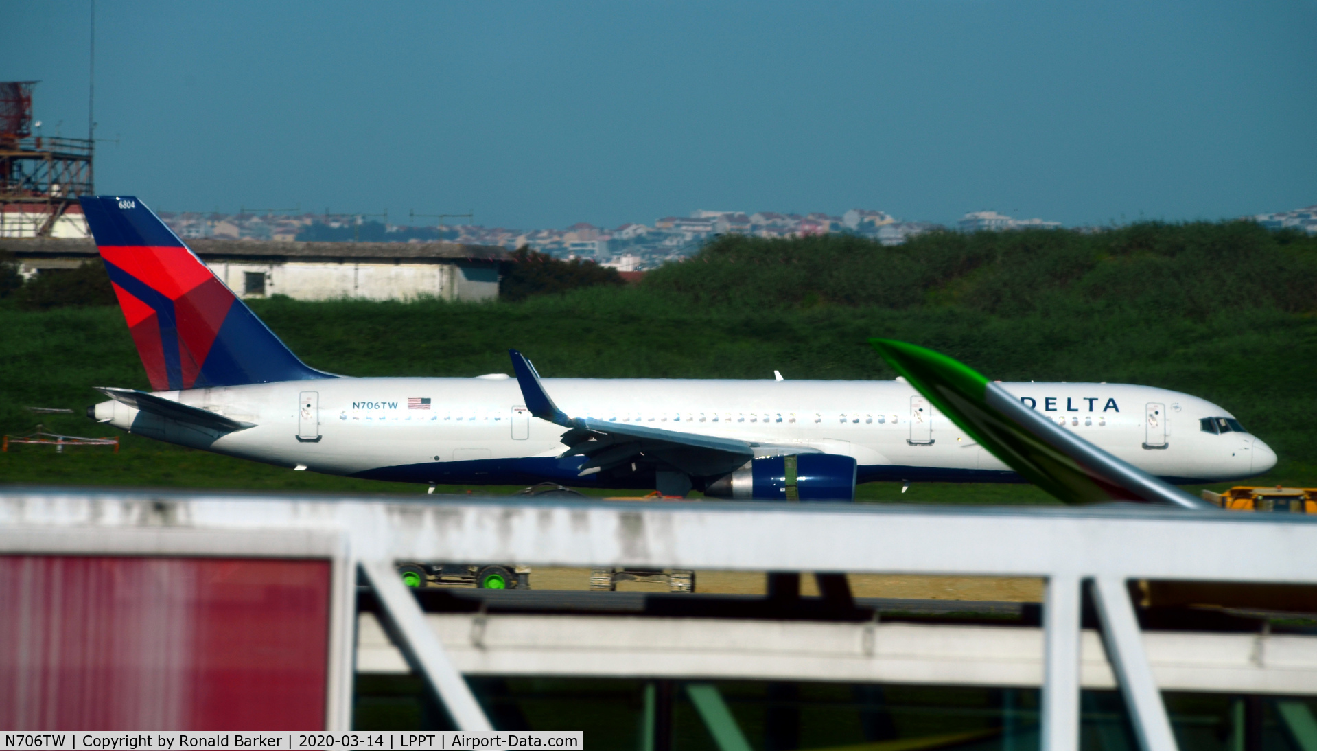 N706TW, 1997 Boeing 757-2Q8 C/N 28165, Delta Taxi to parking Lisboa
