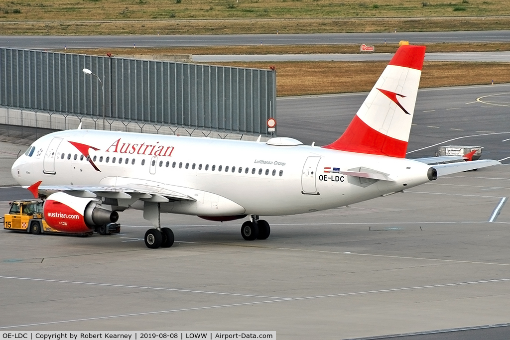 OE-LDC, 2004 Airbus A319-112 C/N 2262, Pushing back for departure
