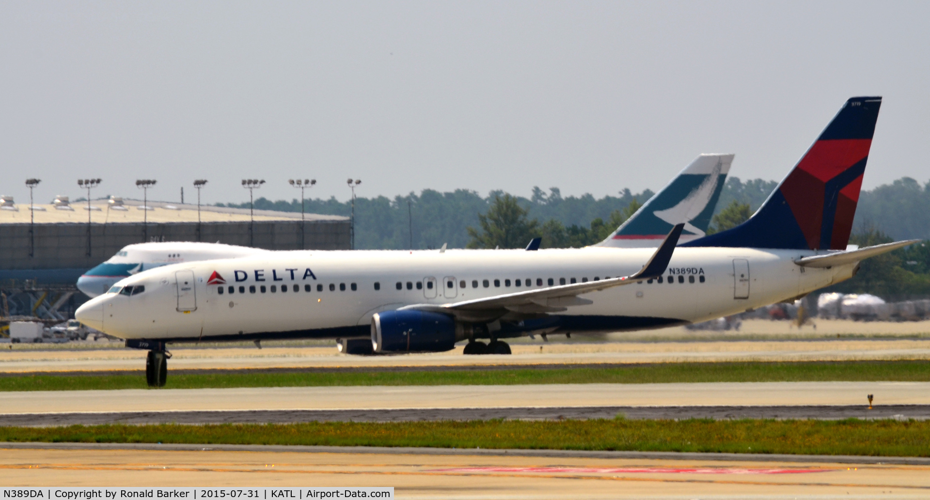 N389DA, 2000 Boeing 737-832 C/N 30376, Landing Atlanta
