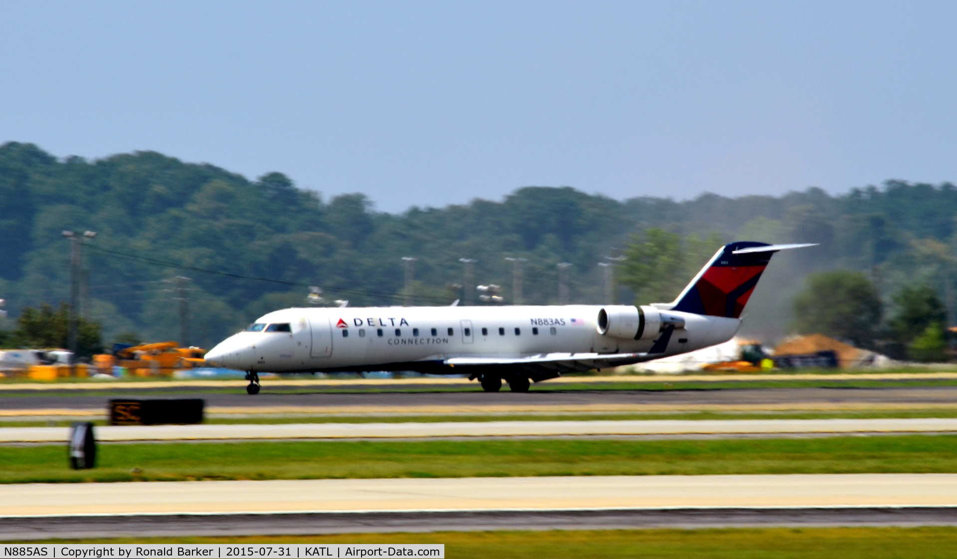 N885AS, 2001 Bombardier CRJ-200ER (CL-600-2B19) C/N 7521, Landing Atlanta