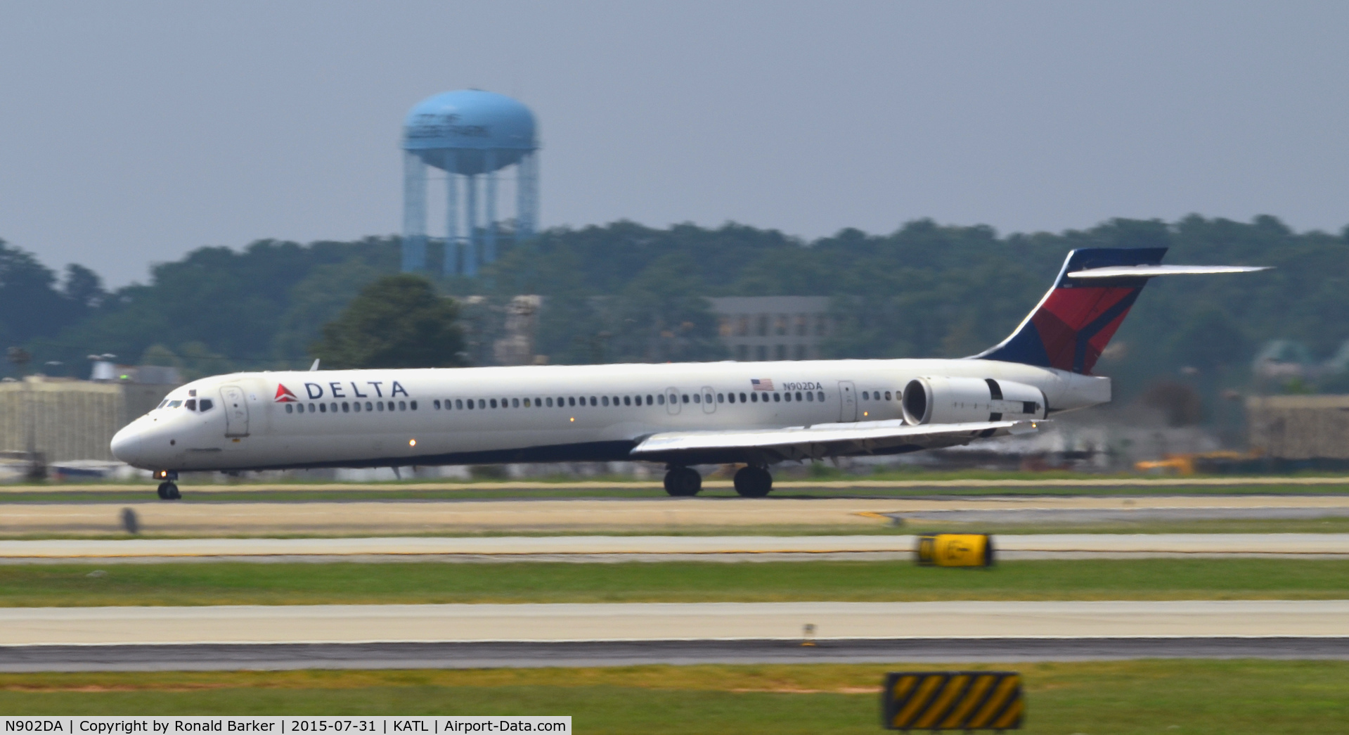 N902DA, 1994 McDonnell Douglas MD-90-30 C/N 53382, Landing Atlanta