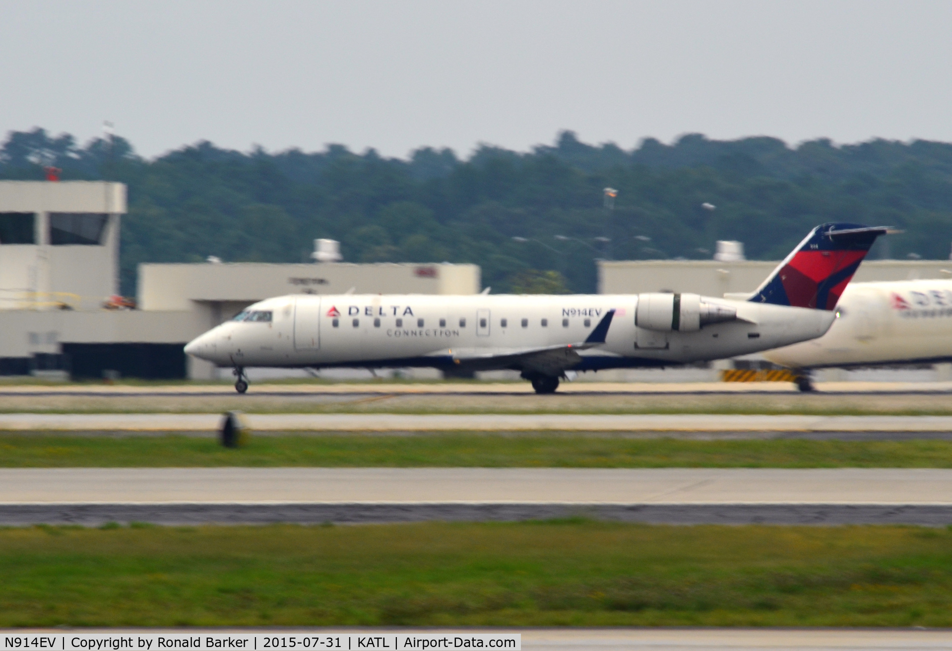 N914EV, 2003 Bombardier CRJ-200ER (CL-600-2B19) C/N 7752, Landing Atlanta