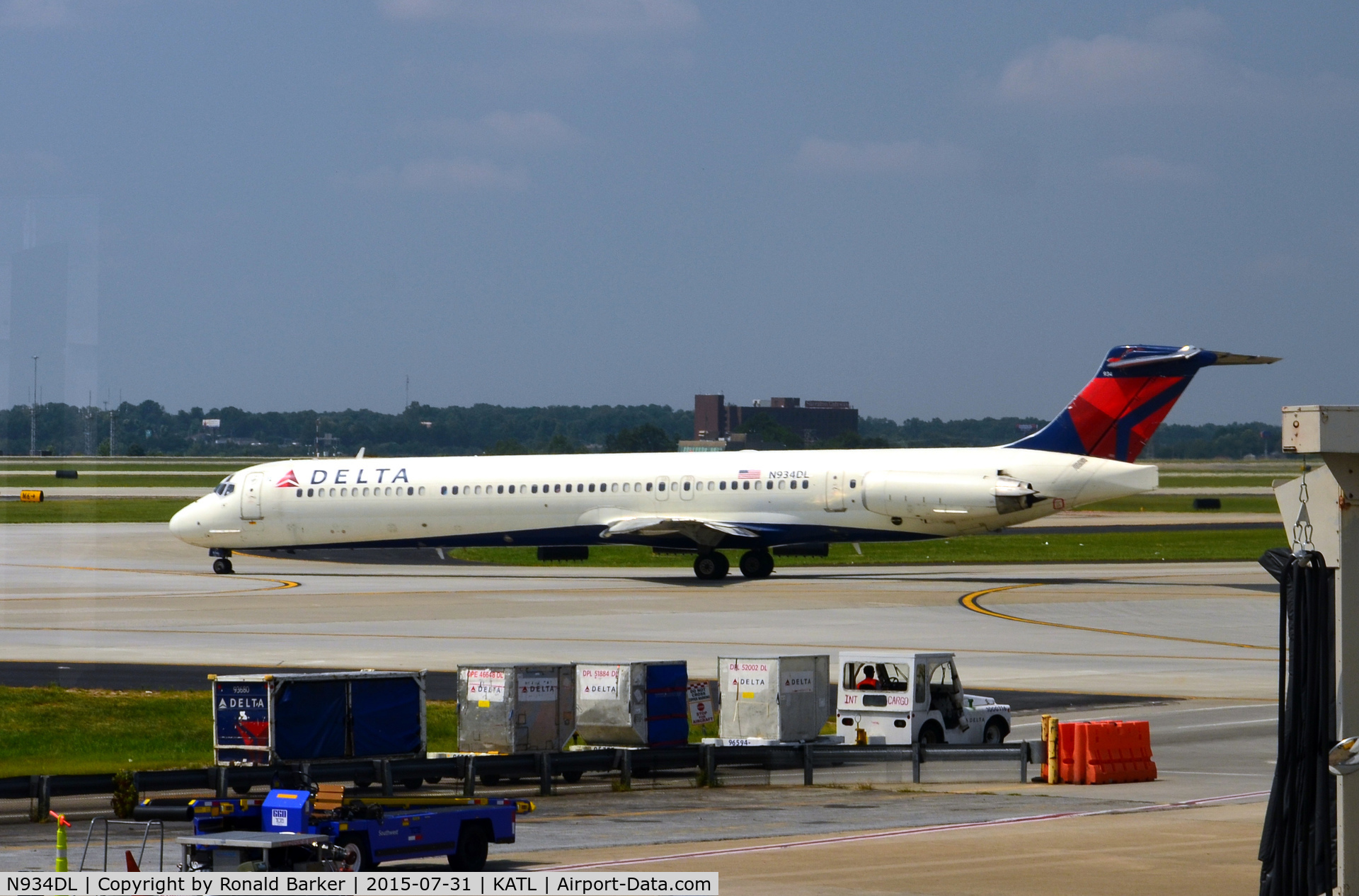 N934DL, 1989 McDonnell Douglas MD-88 C/N 49721, Taxi Atlanta
