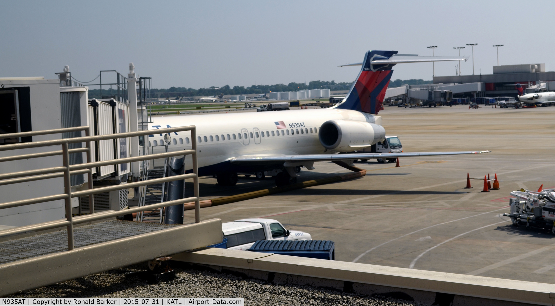 N935AT, 2000 Boeing 717-200 C/N 55069, At the gate Atlanta