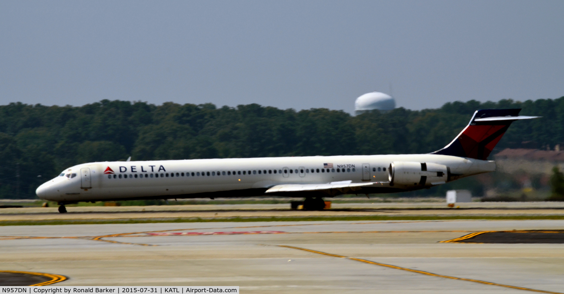 N957DN, 1997 McDonnell Douglas MD-90-30 C/N 53527, Landing Atlanta