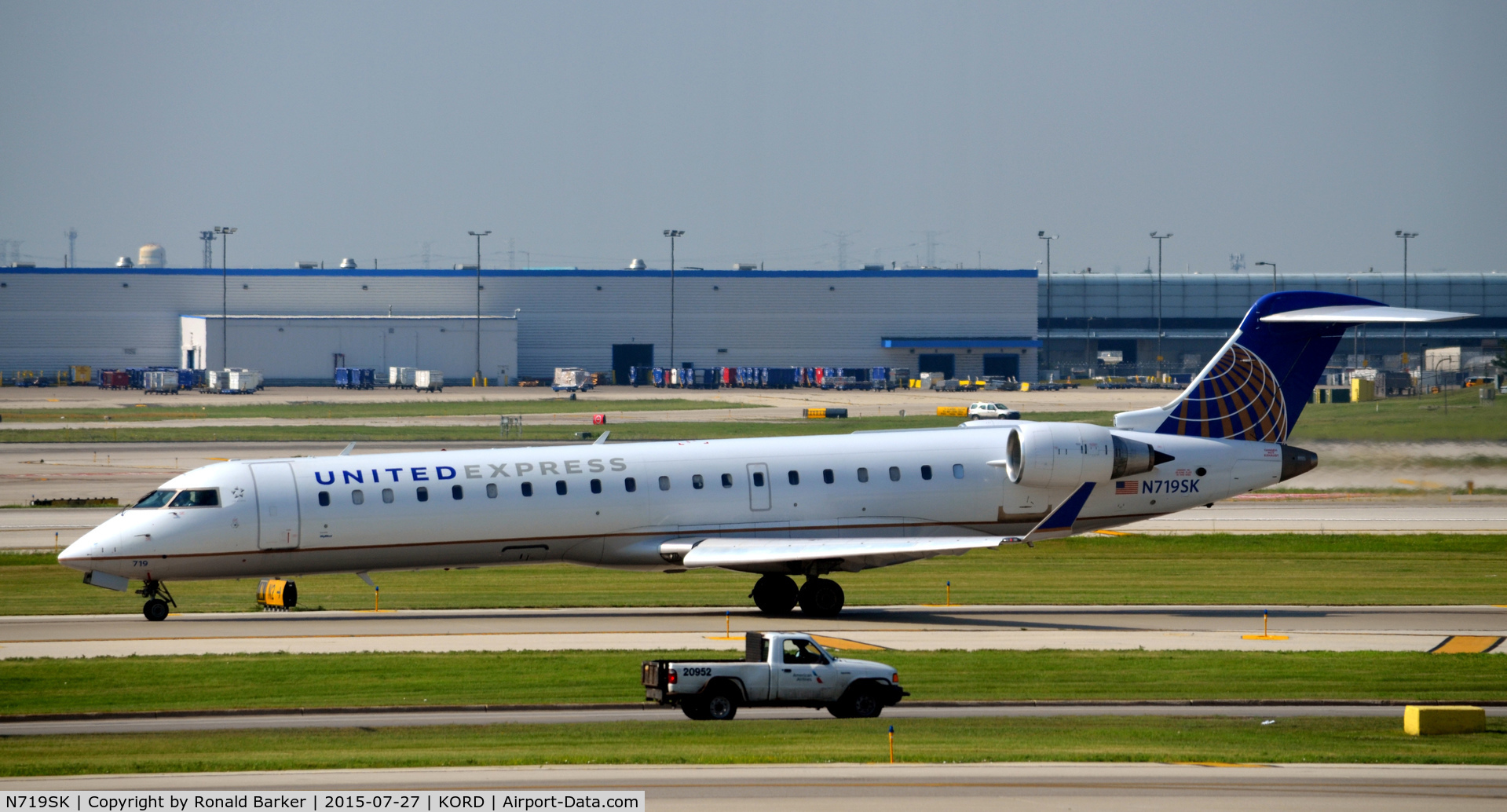 N719SK, 2004 Bombardier CRJ-701ER (CL-600-2C10) Regional Jet C/N 10188, Taxi O'Hare