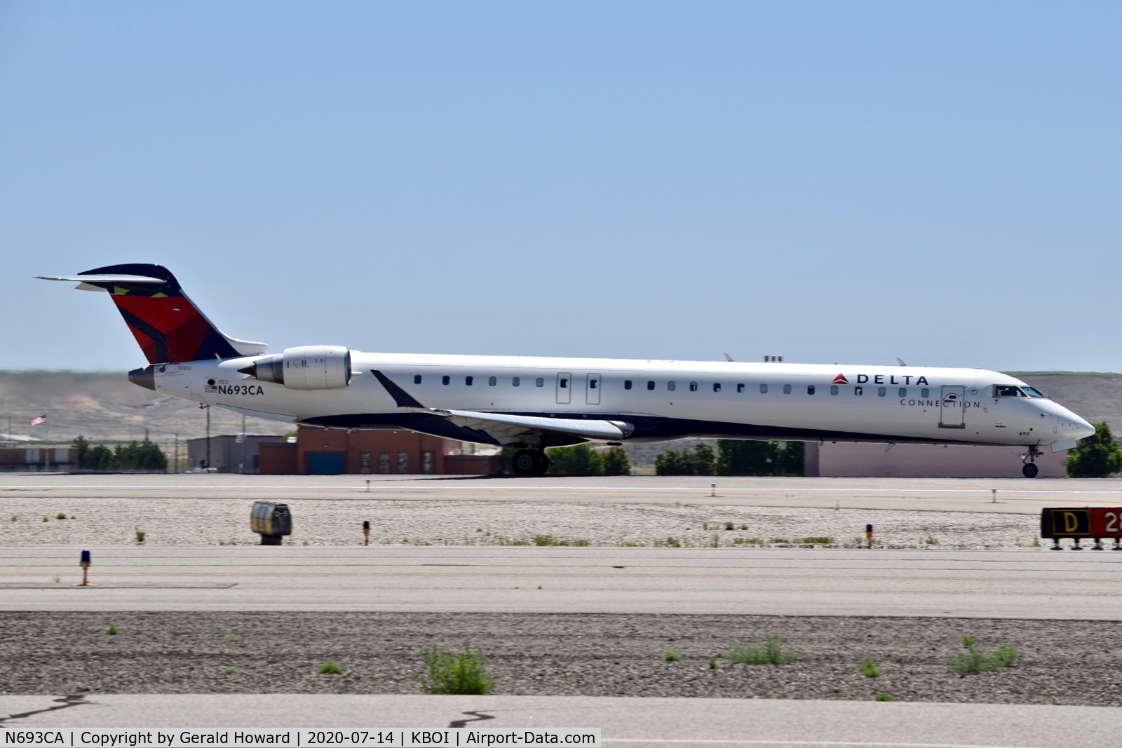 N693CA, 2006 Bombardier CRJ-900ER (CL-600-2D24) C/N 15096, Take off run on 28R.