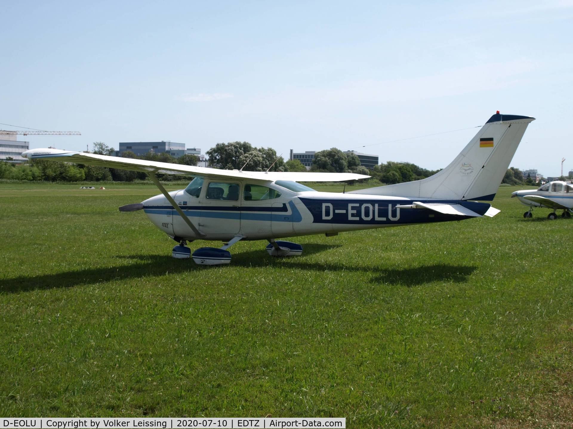 D-EOLU, 1988 Cessna F182Q C/N F18200086, parking