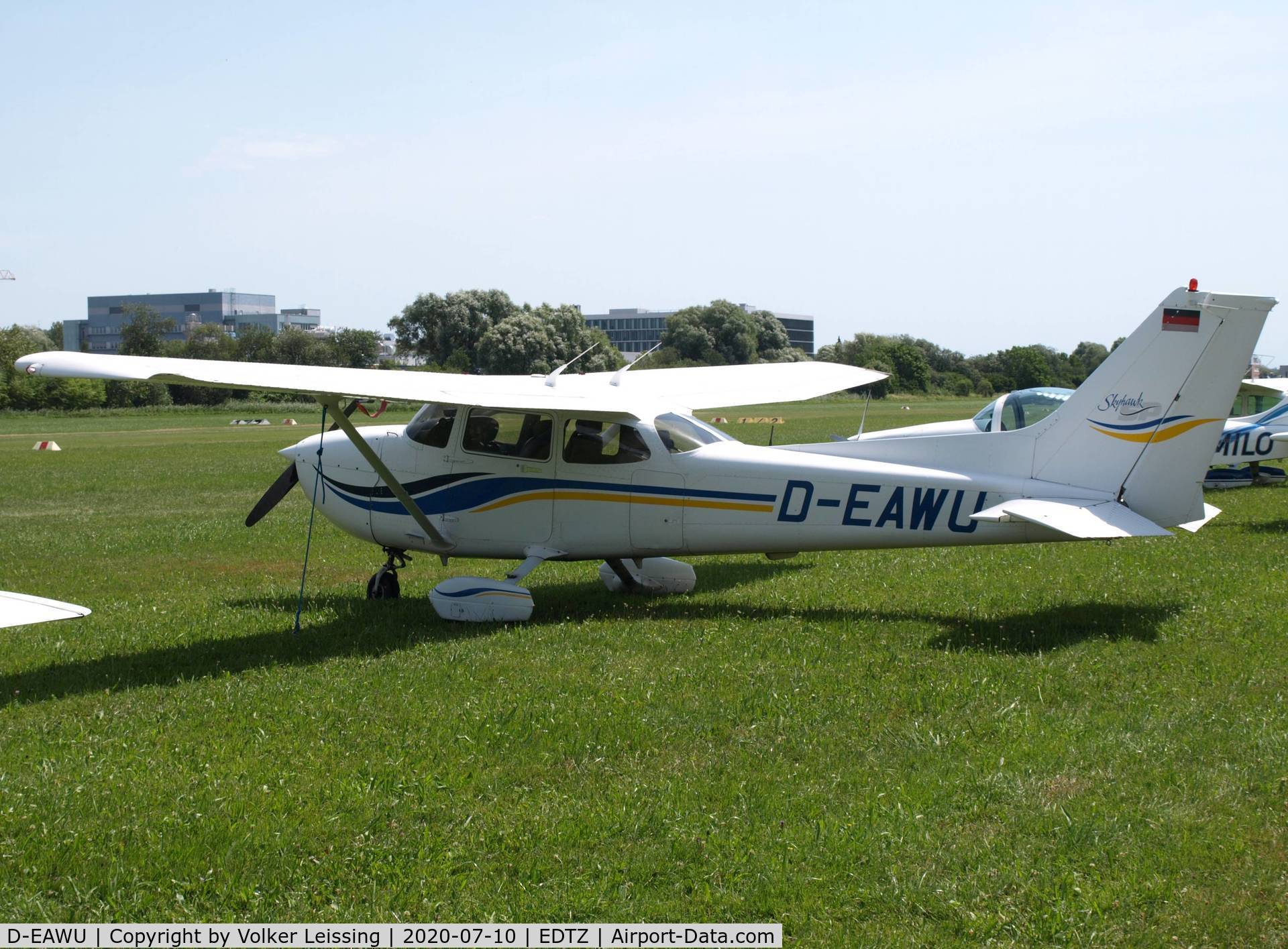 D-EAWU, 1999 Cessna 172S C/N 172S8148, parking
